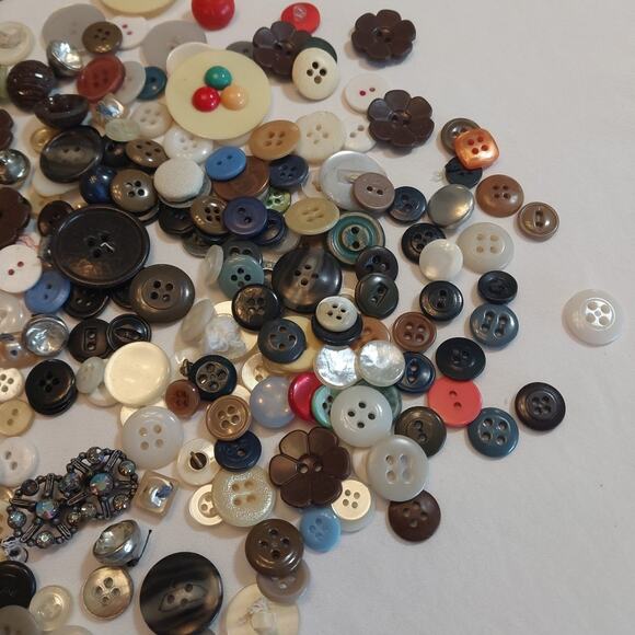 Mixed Lot Of Vintage Buttons Multiple Sizes And Styles‎ - Picture 3 of 3